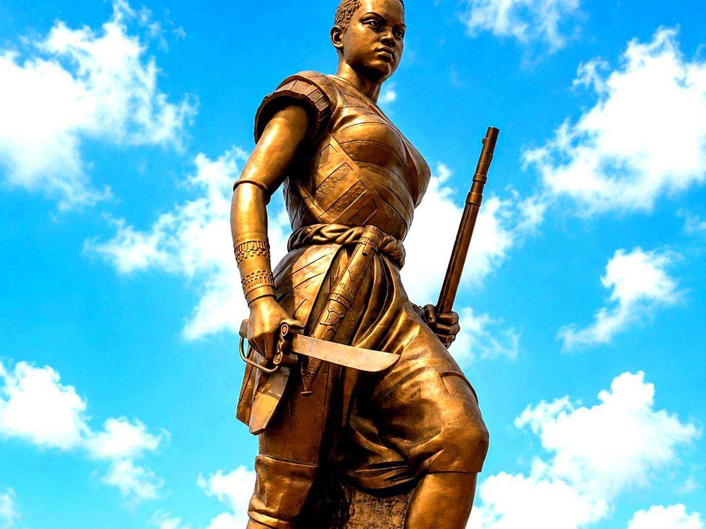 Statue monumentale de la Reine Amazone, héroïne du Dahomey, symbole de courage et de résistance, Bénin